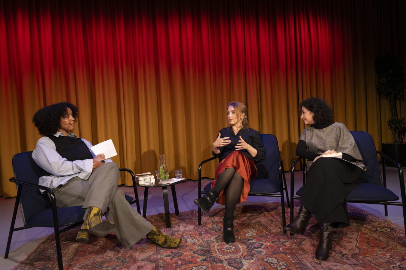 den haag, 24-4-2026, foto serge ligtenberg, writers unlimited, Ece Temelkuran en Alicja Gescinska in gesprek met Simone Atangana Bekono over je thuis voelen in een wereld van politieke onrust, migratie en maatschappelijke verandering